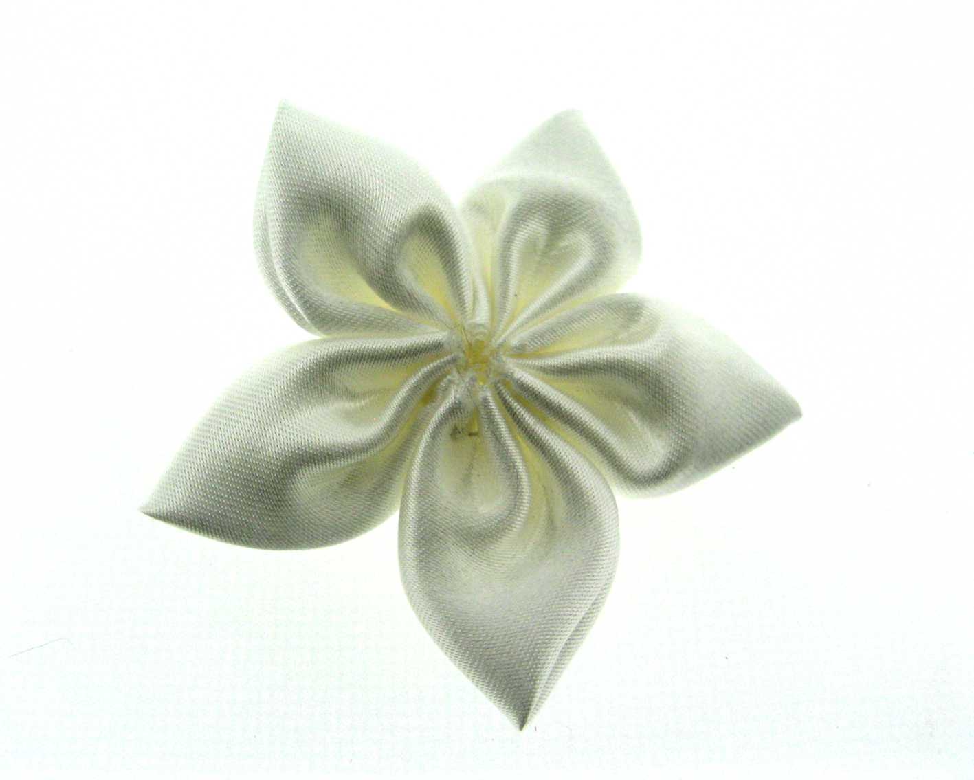 Flor em cetim grande - Branca - 5.2 cm (unidade) D-120,